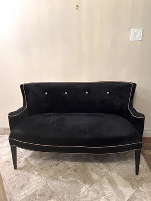 Sofá/Loveseat de terciopelo negro Bougie perfecto para un dormitorio o vestidor de lujo Foto 1 de 4
