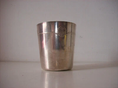 Ancienne timbale CHRISTOFLE à décor de coquilles en métal argenté avec poinçons - Photo 1/4