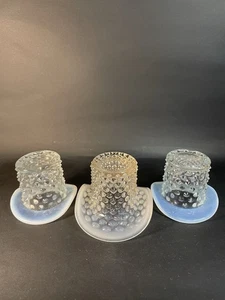 3 estatuillas de vidrio prensado vintage blancas transparentes opalescentes Hobnail - Imagen 1 de 17