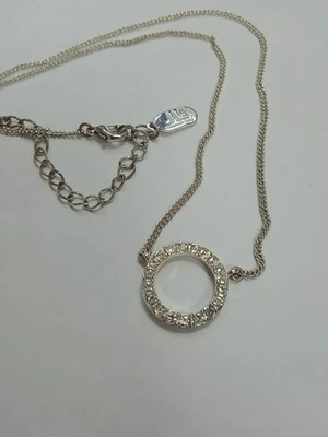 Collar JLO Circular Estrás Hasta 18" Tono Plata Desgaste Extendido y Cierre Foto 1 de 4