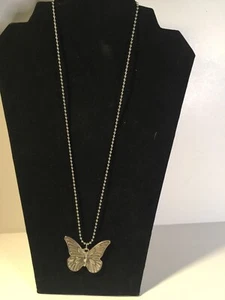 Collar largo tono plateado mariposa - Imagen 1 de 4
