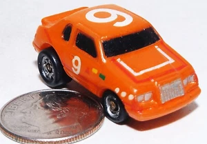 Kleine Micro Machine 1980er Ford Thunderbird Dragster lustiges Auto orange Nummer 9 - Bild 1 von 3