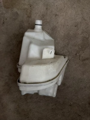 Reservatório de fluido genuíno para lavadora de para-brisa Saab para 2006-2009 Saab 9-3 - Imagem 1 de 4