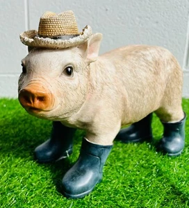 Cerdo en Botas de Agua Escultura Resina Rosa Granja Animal Lechón Novedad Adorno Exterior - Imagen 1 de 3