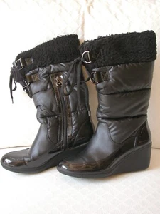 Very Gently Worn ANNE KLEIN Women's 8.5 Medium Black Wedge Boots Faux Fur Trim - Picture 1 of 10