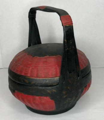 Cesta de boda vintage roja y negra grúa y hombre origen asiático Foto 1 de 4