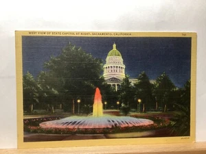 Capitolio del Estado de California, vista nocturna: Sacramento, CA - postal vintage - Imagen 1 de 3