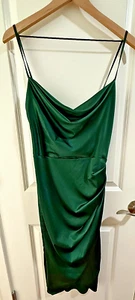 Wunderschönes smaragdgrünes Midi-Schlupfkleid Satin mit Rüschen - Bild 1 von 6