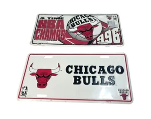 Lotto 2 auto d'epoca CHICAGO BULLS metallo targa anteriore 1996 campioni NBA - Foto 1 di 5