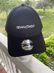 Gorra Implacable 9Forty Ajustable Negra Attitude New Era - Imagen 1 de 6