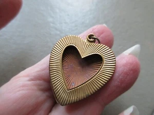 VINTAGE GOLD TONE LOVE HEART OPEN FRONT PHOTO LOCKET FOB CHARM PENDANT PRETTY UK - Picture 1 of 2