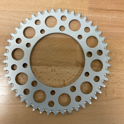 Сверхлегкая задняя алюминиевая звездочка Renthal KTM 50 SX 2009-2013 46T серебристая - Изображение 1 из 4