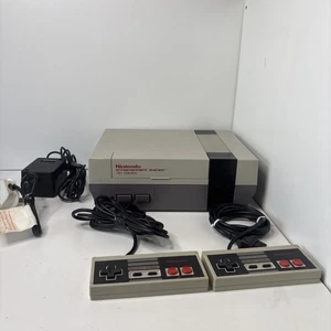 Nintendo NES PAL Version Nintendo Entertainment System + 2 controllers *UNTESTED - Picture 1 of 18