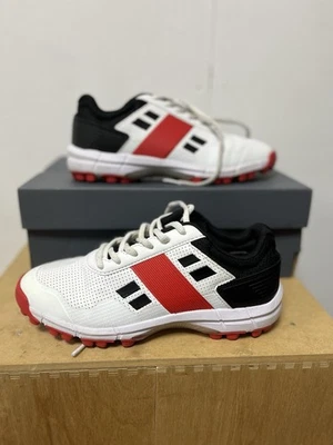 Gray-Nicolls Velocity 4.0 rubber cricket shoe. Size 4 - Image 1 of 4