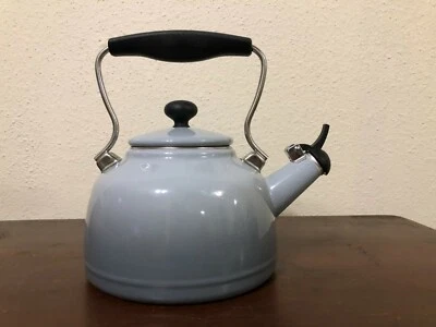 Tetera chantal esmaltada en acero gris salpicaduras 1,7 cuartos silbante   Foto 1 de 4