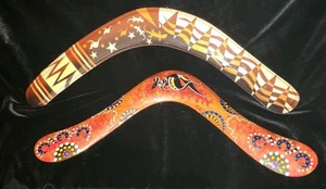 2 authentische handgefertigte bemalte australische Bumerang Kängurus 14" & 15" Holzkunst - Bild 1 von 15