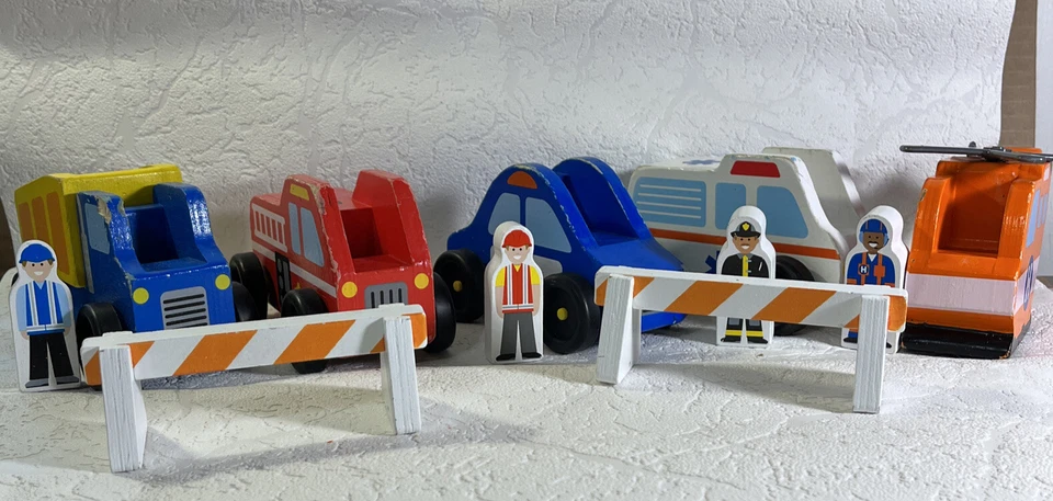 Деревянный игровой набор Melissa & Doug детская игрушка пожарный полицейский вертолет грузовики люди - Изображение 1 из 4