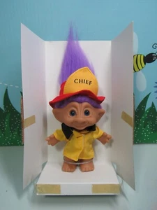 FIRE CHIEF / FIREFIGHTER - 5" Ace Treasure Troll Puppe - NEU IN VERPACKUNG - blaue Augen - Bild 1 von 11