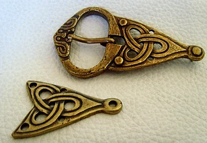 Wikinger Gürtelschnalle mit Gürtelspitze Wikingerzeitliche Designe Farbe Messing - Bild 1 von 5
