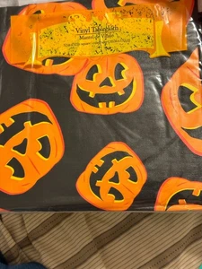 (2) ~ Manteles Vinilo Halloween - 1 - Calabazas, 1 - Fantasmas ~ 52" x 52" Cuadrado - Imagen 1 de 6