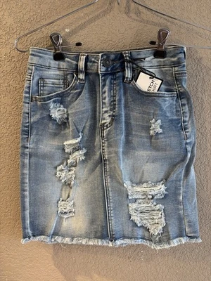 Mini-saia jeans feminina Rue21 desgastada tamanho pequeno lavagem média - Imagem 1 de 4