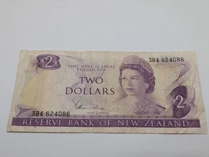 1977 - Reserve Bank of New Zealand - $2 Dollar Banknote - Picture 1 of 2
