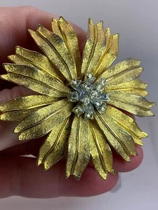 Flower Clear Rhinestones Vintage Gold Brooch Pin M-4234 - Picture 1 of 3