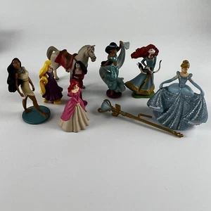 Disney Figuren Odd Lot Prinzessinnen Cake Topper Pferd 9 Stück - Bild 1 von 7