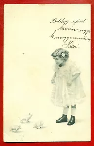MÄDCHEN UND SCHWEIN VINTAGE POSTKARTE GELAUFEN 339 - Bild 1 von 2
