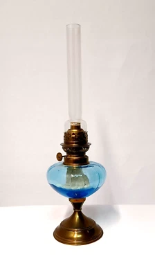 Ancienne lampe à petrole 46cms de hauteur, verre teinté bleu - Photo 1/3