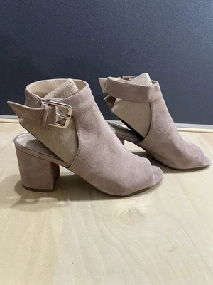 Nuevo Nine West Mujer Gamuza Natural Punta abierta Botín Sandalia Zapatos Talla 7.5 M Foto 1 de 4