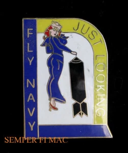 FLY NAVY HAT LAPEL PIN UP JUST LOOKING EOD US NAVY NOSE ART GIFT USS VETERAN WOW - Foto 1 di 24