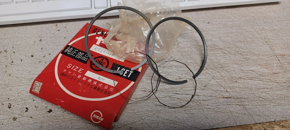 Juego de anillos de pistón NOS Yamaha 2nd O/S .50mm 70 AT1 71 AT1MX 69 CT1 251-11601-20 Foto 1 de 1