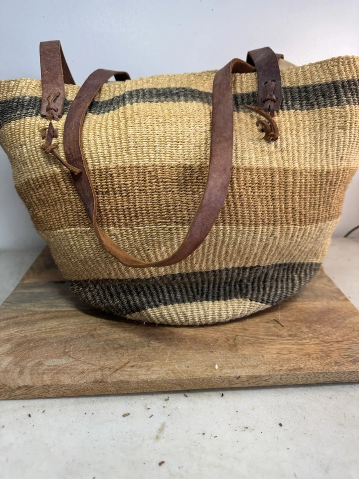 "Bolso de mercado vintage tejido con fondo redondo hecho en Kenia mango de cuero de 17""x10""" Foto 1 de 4