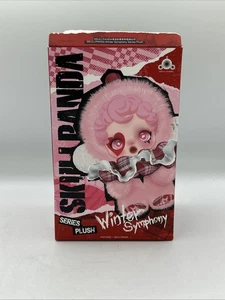 POP MART Skullpanda Winter Symphony Rock On Plüsch Puppe Figur versiegelte Tasche OpenBox - Bild 1 von 2