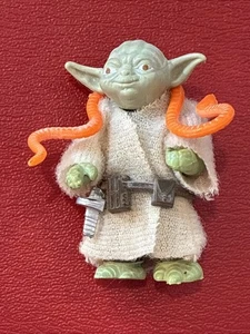 Vintage Kenner Star Wars 1980 hellgrüne Yoda Figur mit oranger Schlange & Gürtel - Bild 1 von 10
