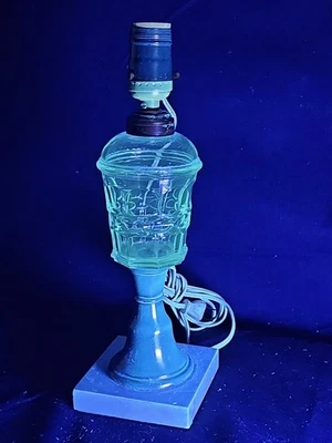 Base de lámpara de aceite de ballena de vidrio de manganeso vintage brilla verde como vidrio de uranio de la década de 1840 Foto 1 de 4