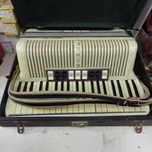 Vintage Hohner Verdi 3M 120 bass Piano accordion with carry straps & hard case - Picture 1 of 12