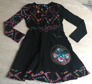 ROBE "DESIGUAL" NOIRE IMPRIMEE AVEC SEQUINS MULTICOLORES - TAILLE : 5/6 ANS - Imagen 1 de 3