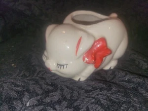Vintage Shawnee White Sleeping Pig Sugar Bowl/Planter with Red Bow - Picture 1 of 5