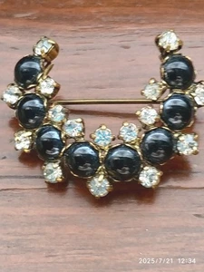 HALBMOND BROSCHE BASIS METALL VERGOLDET BLAUE STEINE MIT CABOCHON UND STRASS - Bild 1 von 3