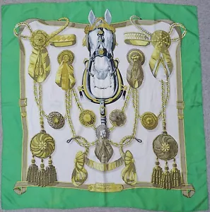 Auténtica bufanda HERMES "FRONTAUX ET COCARDES" verde 100 % seda #60598 - Imagen 1 de 8