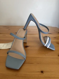 Tacchi quadrati con cinturino blu, taglia 8,5, tacco a blocco 3”, stile sandalo moderno chic - Foto 1 di 8