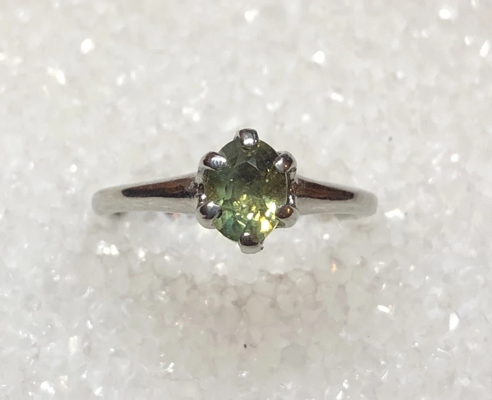 Сертифицированное кольцо из 10-каратного белого золота с натуральным александритом 0,67 карата - Изображение 1 из 4