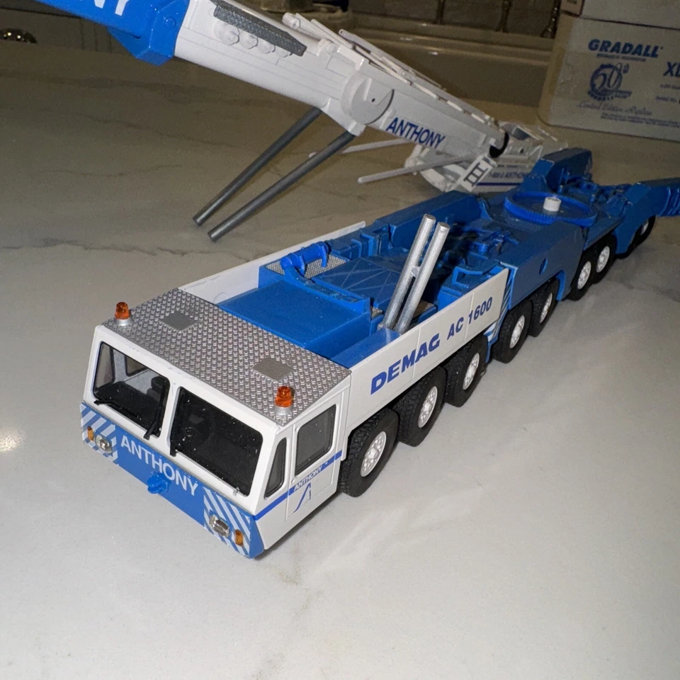 Grúa telescópica Demag AC1600 - Anthony - Modelos Zon 1:50 Modelo #9701 Foto 1 de 4
