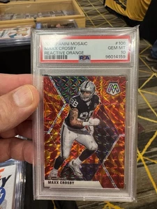 2020 Panini Mosaic - Maxx Crosby #108 Mosaic Reactive Orange Prizm POP3 🔥 - Foto 1 di 2
