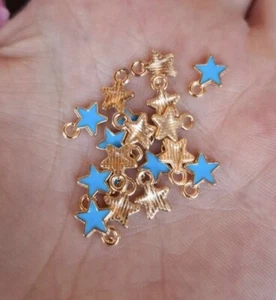 Lot De 10 Breloques Etoiles Bleu Clair 0.9 X 0.5 Cm. (A96) - Foto 1 di 1