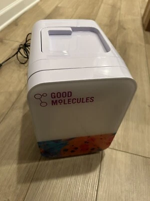 Mini nevera Good Molecules para el cuidado de la piel Foto 1 de 4
