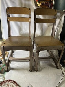 Vintage Small Child Schoolhouse Chairs In Great Condition By American Seating - Picture 1 of 13