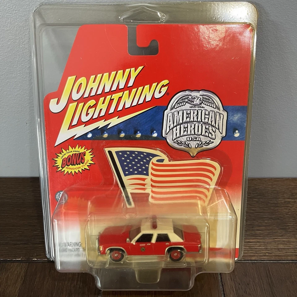 Johnny Lightning American Heroes EE. UU. 1990 Ford Victoria-Fire Chief rojo 1/64 Foto 1 de 4
